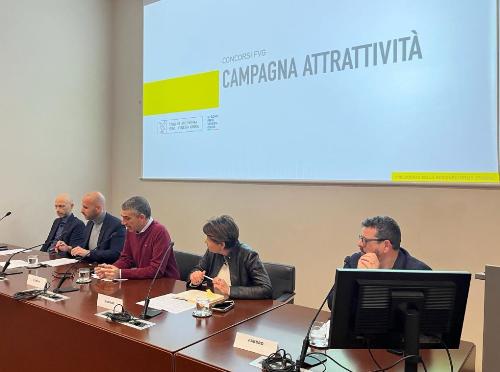 Un momento della conferenza stampa di presentazione della campagna Attrattività della Regione. Al centro l’assessore alla Funzione pubblica Pierpaolo Roberti.