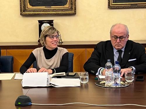 L'assessore alle Finanze e coordinatrice del tavolo Barbara Zilli insieme al sindaco di Gorizia Rodolfo Ziberna. 