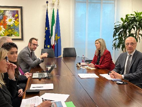 Un momento dell'incontro oggi nella sede della Regione a Udine con l'assessore regionale Cristina Amirante.