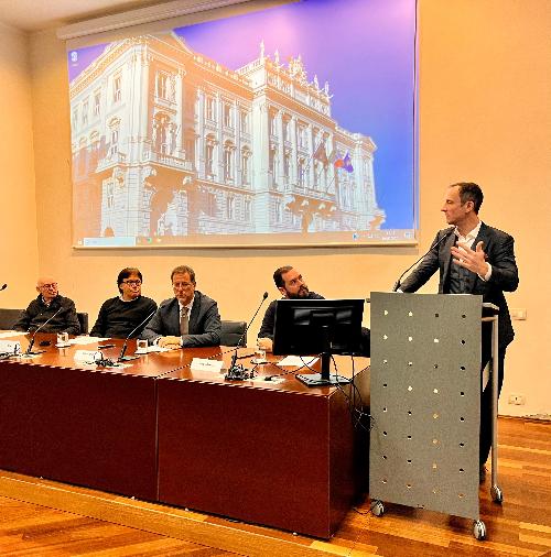 Il governatore del Friuli Venezia Giulia Massimiliano Fedriga, l'assessore regionale alle Attività produttive e turismo Sergio Emidio Bini, il sindaco e il vicesindaco di Muggia Paolo Polidori e Nicola Delconte e il presidente delle Compagnie del carnevale Mario Vascotto alla presentazione della settantesima edizione del Carnavela muggesano.