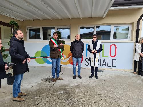 L'ingresso del Polo sociale di Azzano Decimo, al centro l'assessore regionale Riccardo Riccardi, alla sua destra il sindaco Massimo Piccini.