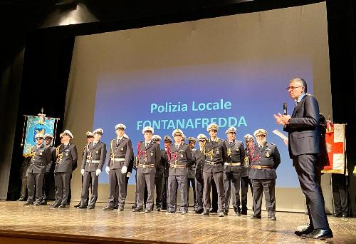 Una fase dell'assegnazione degli encomi durante la celebrazione della 15. Giornata regionale della Polizia locale svoltasi a Sacile