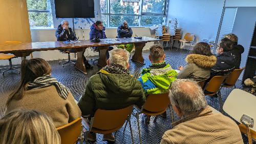 Un momento dell'incontro alla base della funivia a Ravascletto 