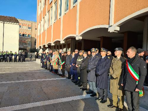 L'assessore regionale Pierpaolo Roberti, al centro, nella schieramento delle autorità per l'alzabandiera in occasione del Raduno triveneto delle Polizie locali a Pordenone