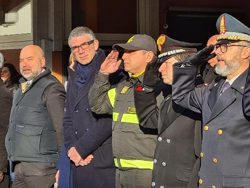 L'assessore Pierpaolo Roberti durante l'alzabandiera che ha aperto la celebrazione della ricorrenza di San Sebastiano a Pordenone con le Polizia locali del Nordest.
