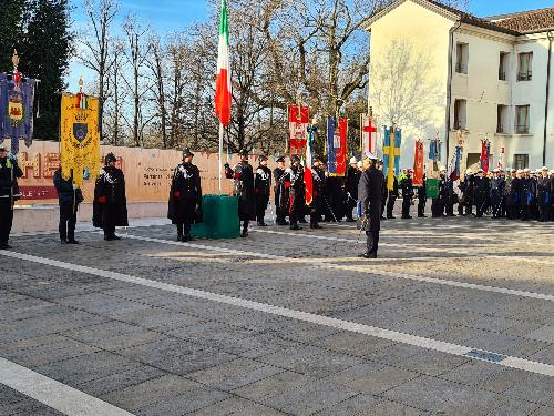 Il momento dell'alzabandiera in piazzetta Calderari a Pordenone.