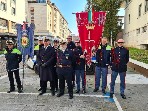 L'assessore regionale Pierpaolo Roberti, alla fine delle celebrazioni, con gli agenti della Polizia locale di Trieste.