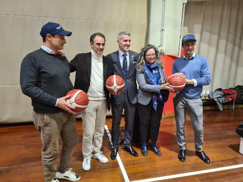 Il governatore Massimiliano Fedriga (primo a destra) al PalaTrieste per l'evento Bat