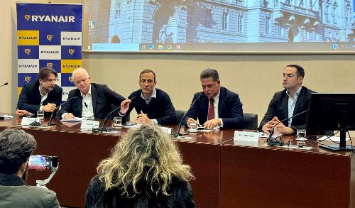 Il governatore Massimiliano Fedriga nel corso del suo intervento. Alla sua sinistra l'Ad di Trieste Airport Marco Consalvo, a destra l'Ad di Ryanair Eddie Wilson