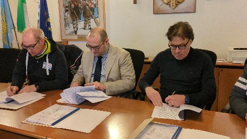 L'assessore Sergio Emidio Bini firma l'accordo di programma