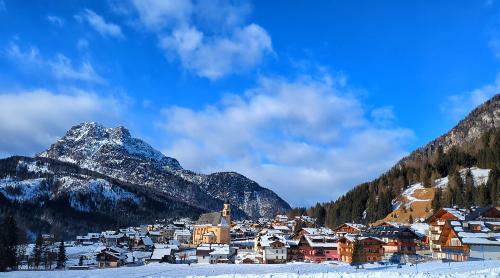 Una vista di Sappada da Nevelandia