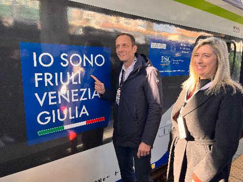 Il governatore Fedriga e l'assessore Amirante davanti al nuovo treno della serie "Blues" con il logo "Io Sono Friuli Venezia Giulia"