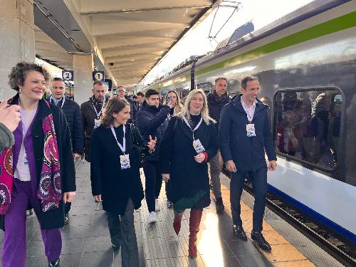 Un momento dell'inaugurazione del nuovo treno della serie "Blues" alla presenza del governatore Fedriga e dell'assessore Amirante