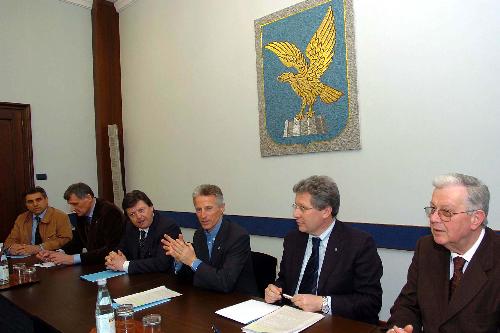 Riccardo Illy (Presidente Regione Friuli Venezia Giulia) con il comitato di San Michele al Tagliamento (Trieste, 31/03/05)

