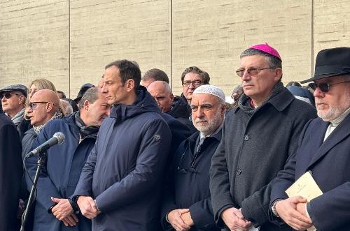 Il governatore Fedriga insiene alle autorità civili e religiose che hanno partecipato alla cerimonia.