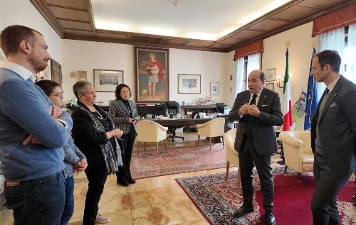 Il governatore Fedriga, insieme al prefetto Pietro Signoriello, alla cerimonia per la consegna della medaglia d’onore ai famigliari di Luigi Ettore Marchetto, il carabiniere morto nel 1944 nel campo di concentramento Wolfsberg.