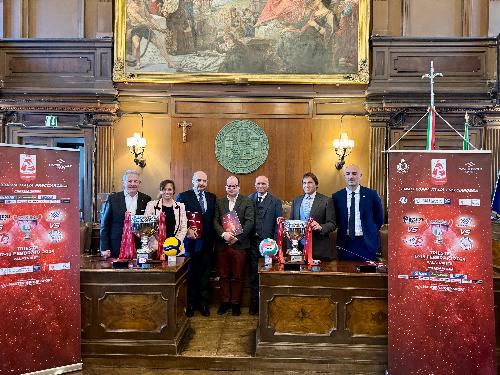 Foto di gruppo in Municipio a Trieste al termine della conferenza stampa di presentazione della Final four ndi Coppa Italia femminile di volley