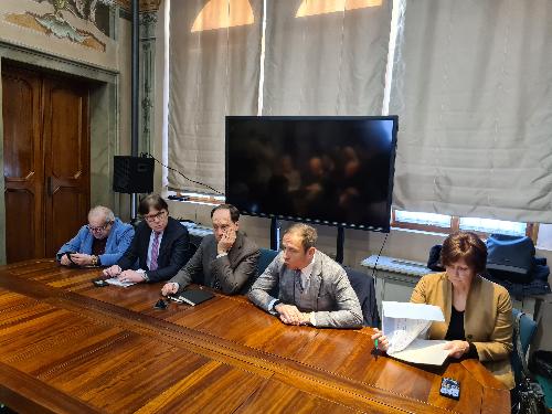 Il governatore Massimiliano Fedriga, a centro del tavolo di confronto con le organizzazioni sindcali della Electrolux di Porcia. All'incontro anche gli assessori regionali Alessia Rosolen e Sergio Emidio Bini.