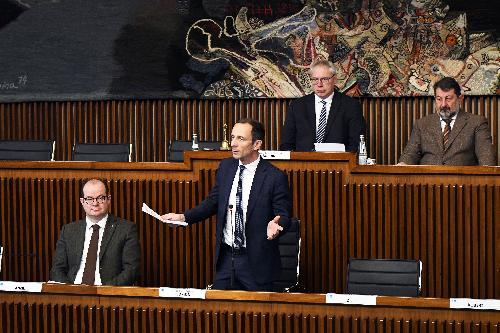 Il governatore Massimiliano Fedriga nel corso del suo intervento. Al suo fianco il vice Mario Anzil. Alle sue spalle il presidente del Consiglio regionale Mauro Bordin