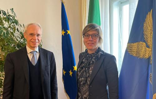 L’assessore alle Finanze Barbara Zilli insieme al ministro plenipotenziario Andrea Cavallari.