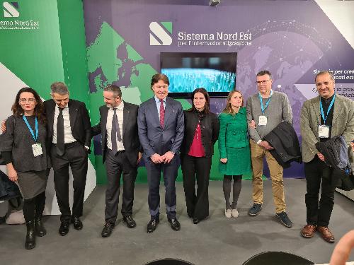 Al centro l'assessore Sergio Emidio Bini nello stand di Sistema Nordest all'interno di SamuExpo alla Fiera di Podenone.