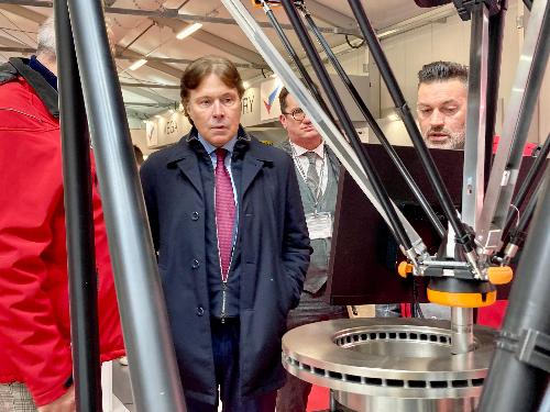 L'assessore Sergio Emidio Bini in un momento della visita a SamuExpo, il Salone delle tecnologie per l'industria manifatturiera in Fiera a Pordenone.