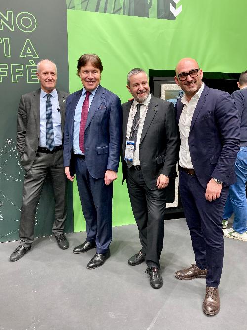 L'assessore Sergio Emidio Bini, secondo da sinistra, nel padiglione organizzato dal Cluster Comet con le imprese del Friuli Venezia Giulia.
