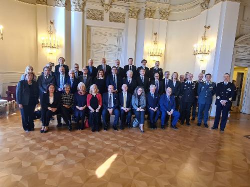 Foto di gruppo per il Corpo consolare e le istituzioni nel Palazzo del Governo di Trieste. L'assessore Sebastaino Callari, rappresentante della Regione, è il primo in basso a destra