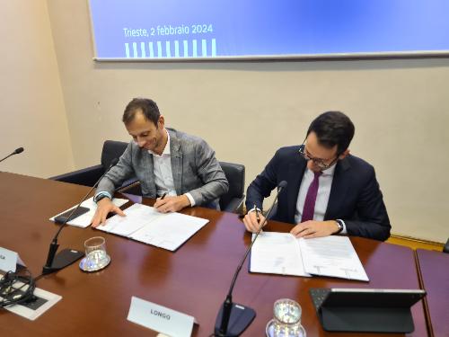 Il governatore del Friuli Venezia Giulia Massimiliano Fedriga e il country president e amministratore delegato di AstraZeneca Claudio Longo firmano l'accordo di collaborazione Regione-AstraZeneca.