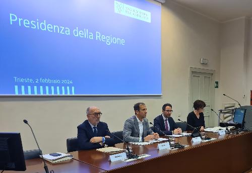 Il governatore del Friuli Venezia Giulia Massimiliano Fedriga, il country president e amministratore delegato di AstraZeneca Claudio Longo, l'assessore regionale alla Salute Riccardo Riccardi e l'assessore alla Ricerca Alessia Rosolen alla presentazione dell'accordo di collaborazione Regione-AstraZeneca.