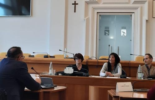 Una fase dell'incontro svoltosi a Monfalcone alla presenza dell'assessore regionale al Lavoro Alessia Rosolen e del sindaco Anna Maria Cisint