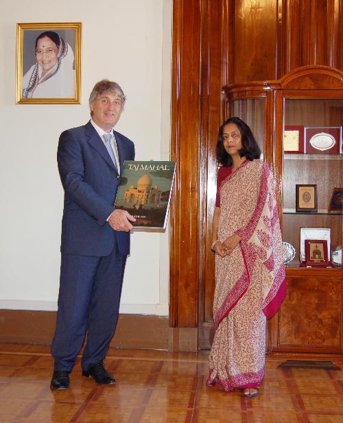 Renzo Tondo (Presidente Friuli Venezia Giulia) e Shamma Jain (Vice Ambasciatrice India) nella sede diplomatica indiana a Roma. (Roma 05/08/08)

