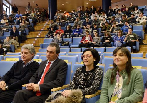 Sara Vito (Assessore regionale Ambiente ed Energia) e Debora Serracchiani (Presidente Regione Friuli Venezia Giulia) alla cerimonia di premiazione del Concorso per le Scuole secondarie di secondo grado "A nuova vita", sul tema del riciclo dei rifiuti, nell'Auditorium regionale - Udine 12/01/2015