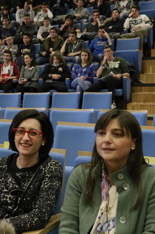 Sara Vito (Assessore regionale Ambiente ed Energia) e Debora Serracchiani (Presidente Regione Friuli Venezia Giulia) alla cerimonia di premiazione del Concorso per le Scuole secondarie di secondo grado "A nuova vita", sul tema del riciclo dei rifiuti, nell'Auditorium regionale - Udine 12/01/2015