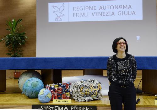 Sara Vito (Assessore regionale Ambiente ed Energia) interviene alla cerimonia di premiazione del Concorso per le Scuole secondarie di secondo grado "A nuova vita", sul tema del riciclo dei rifiuti, nell'Auditorium regionale - Udine 12/01/2015