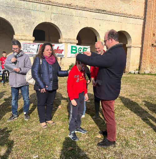 Il vicegovernatore del Fvg, Mario Anzil, premia uno dei vincitori.