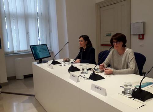 L’assessore al Lavoro Alessia Rosolen all’evento "Lo stato della parità di genere in Friuli Venezia Giulia". Al suo fianco la consigliera regionale di parità Anna Limpido.