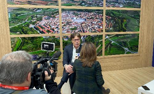 L'assessore Bini durante un'intervista nello stand di PromoturismoFvg alla Bit di Milano