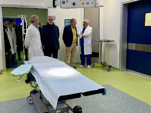 L'assessore regionale alla Salute Riccardo Riccardi mentre visita le nuove sale operatorie del policlinico San Giorgio di Pordenone