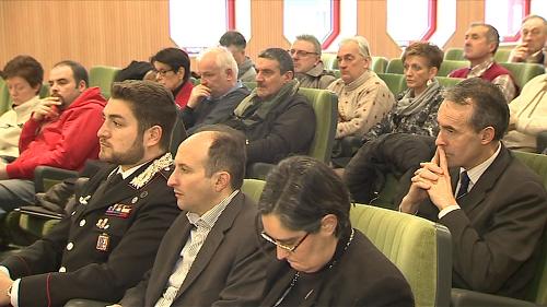 Platea all'incontro promosso dal prefetto di Udine con i sindaci dell'Alto Friuli sull'emergenza rifugiati richiedenti asilo, nella sede della Comunità Montana della Carnia - Tolmezzo 14/01/2015