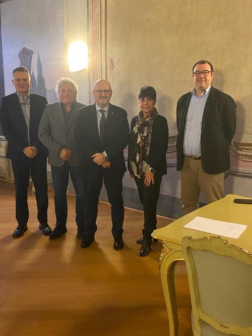 L'assessore Sebastiano Callari, al centro, con il sindaco di Cividale del Friuli Daniela Bernardi durante l'incontro.