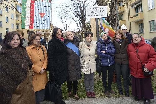 Maria Teresa Bassa Poropat (Presidente Provincia Trieste), Fabiana Martini (Vicesindaco Trieste) e Antonella Grim (Assessore Educazione Scuola Università Ricerca Comune Trieste) alla cerimonia d'intitolazione del Giardino di piazzale Giarizzole a Ondina Peteani "prima staffetta partigiana d'Italia" - Trieste 27/01/2015