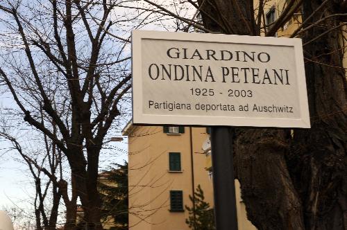 La targa dedicata a Ondina Peteani, "prima staffetta partigiana d'Italia", alla quale è stato intitolato il Giardino di piazzale Giarizzole - Trieste 27/01/2015