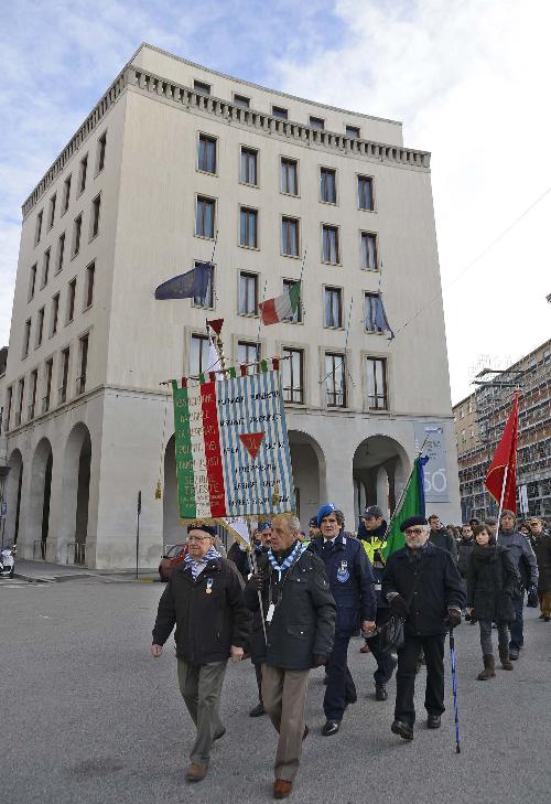 Marcia dell'Associazione Nazionale ex Deportati Politici nei Campi Nazisti, Sezione di Trieste, nel Giorno della Memoria, in piazza Oberdan davanti alla sede del Consiglio regionale - Trieste 27/01/2015