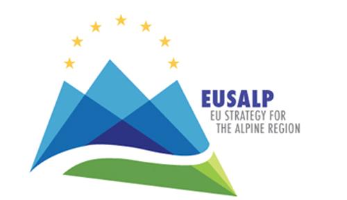 Logo della Strategia macroregionale dell'Unione Europea per la Regione Alpina [EU Strategy for the Alpine Region (EUSALP)]
