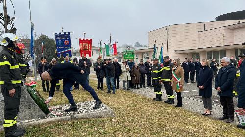 Un momento della cerimonia a Pagnacco innanzi il monumento che ricorda i martiti delle foibe e Arnaldo Harzarich 