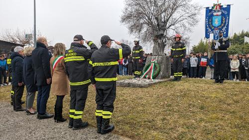 Un momento della cerimonia a Pagnacco innanzi il monumento che ricorda i Martiti delle Foibe e Arnaldo Harzarich 