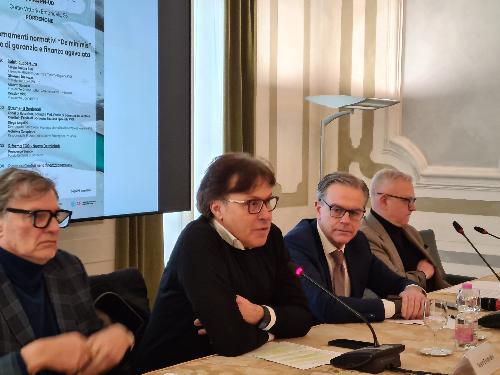 L'assessore Sergio Emidio Bini, secondo da sinistra, durante il suo intervento al convegno sul sistema del credito agevolato in Camera di commercio a Pordenone.
