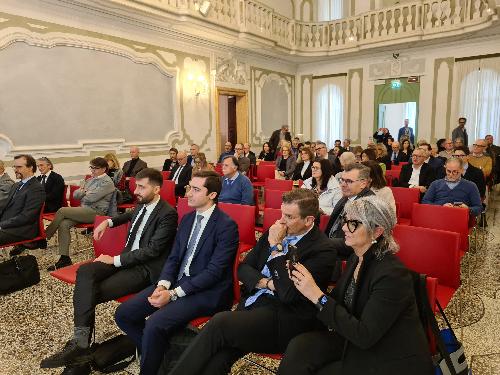 I partecipanti al convegno in materia di credito agevolato per le imprese organizzato a palazzo Montereale-Mantica a Pordenone.