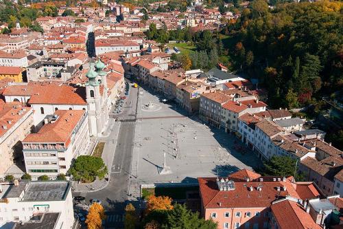 Gorizia, veduta aerea di Piazza Vittoria (Foto tratta da turismofvg.it - autore Marco Milani)